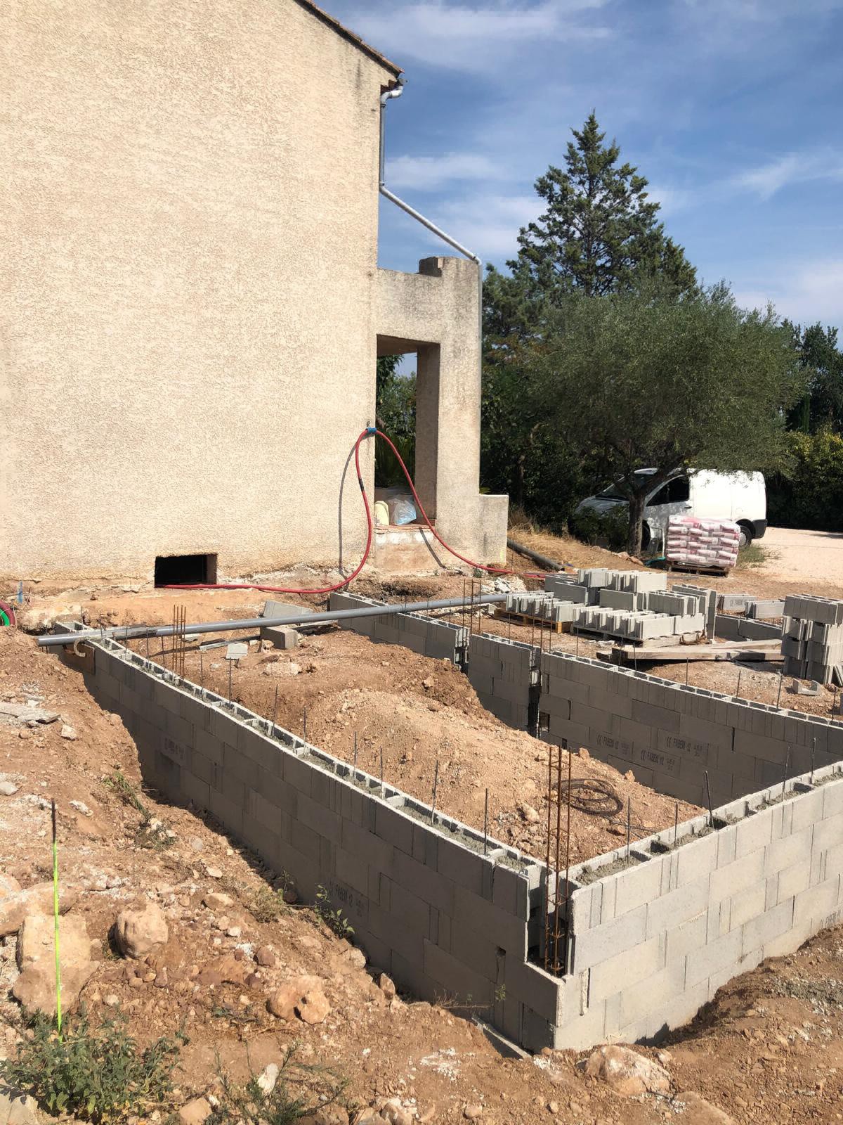 Construction maison individuelle avec toiture 4 pans, plancher béton et ventilation double flux à La Valette du Var
