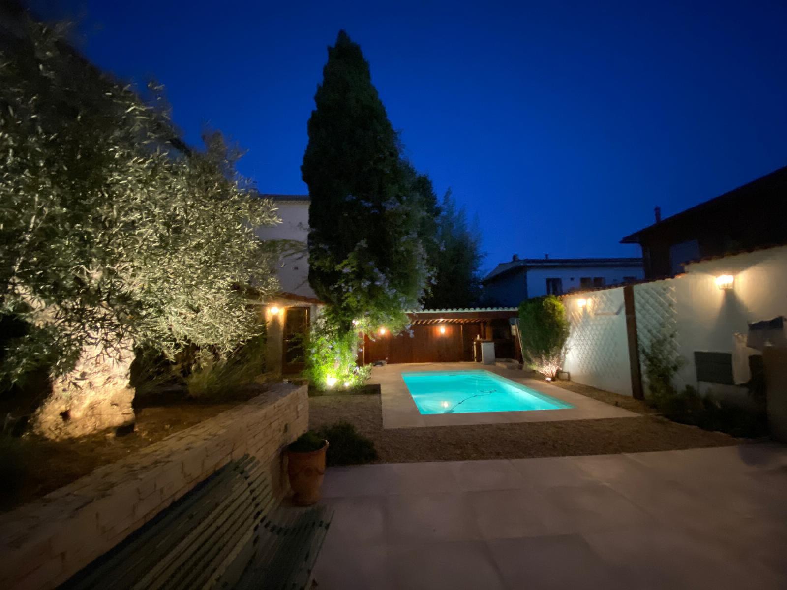 Rénovation de piscine à Le Beausset de nuit avec led lumiere piscine