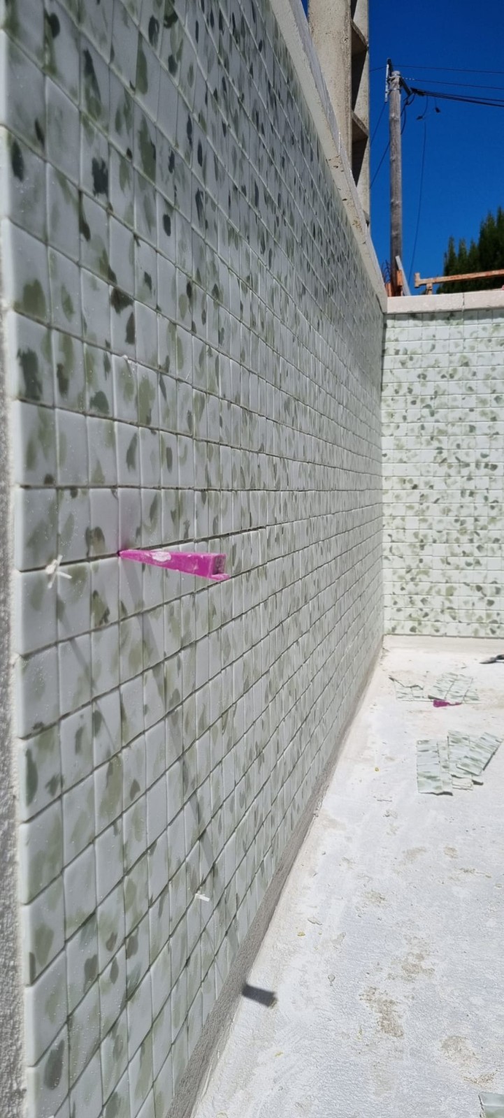 Construction d une piscine et pose de mosaïque a six fours près de Toulon dans le var