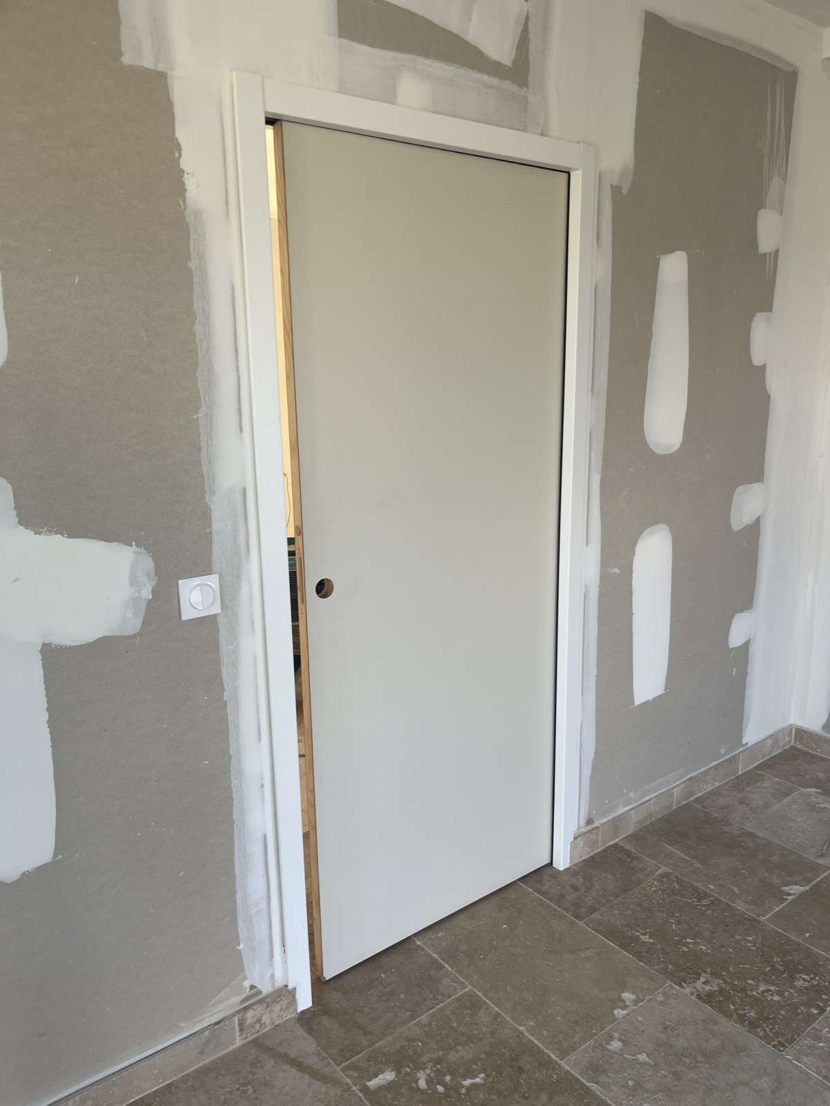 Travaux intérieurs à Toulon centre : dépose, placo neuf, faïence murale et mise en peinture