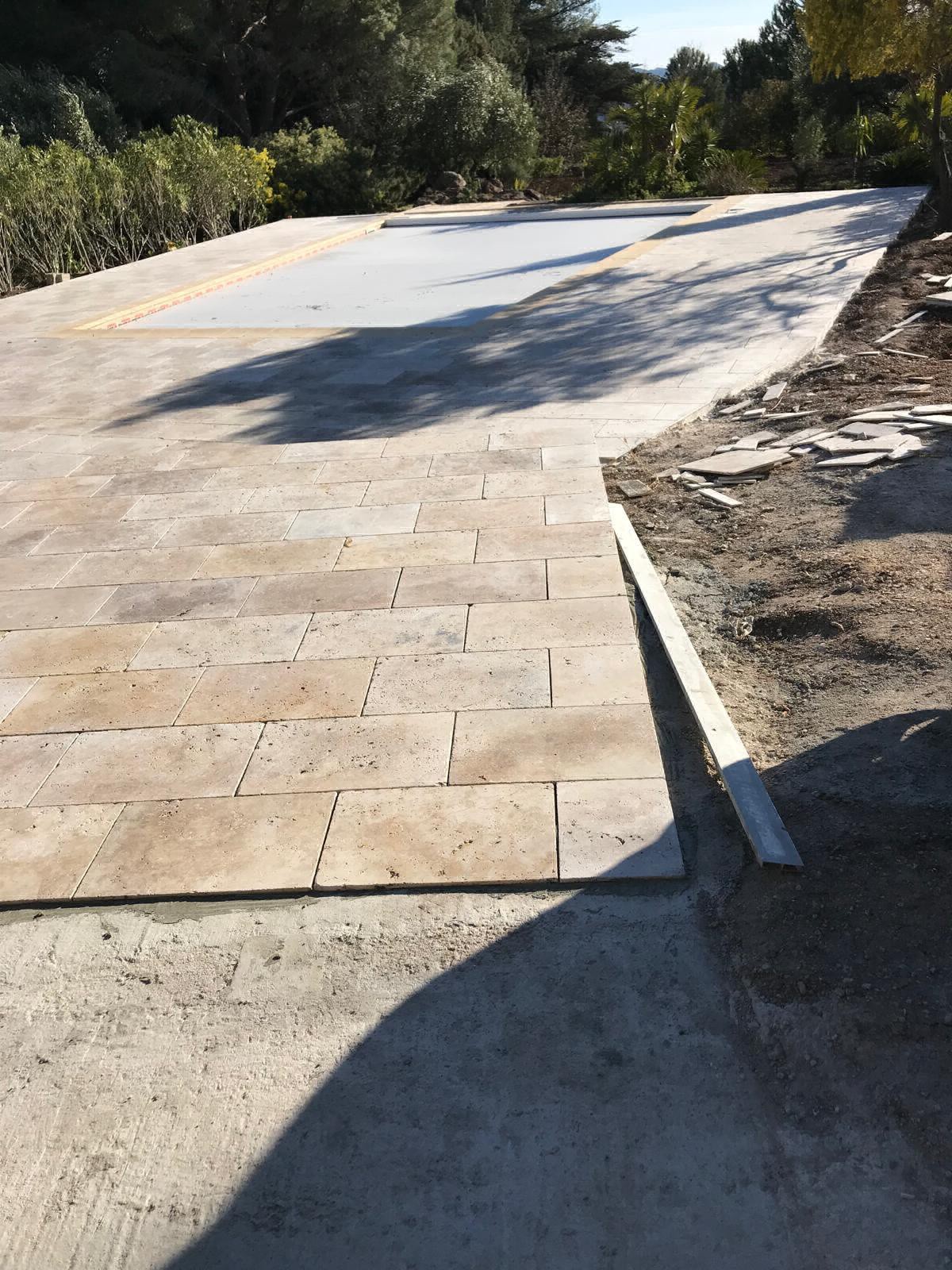 Rénovation terrasse, façades et piscine avec carrelage antidérapant et filtration au sel à Six Fours les Plages