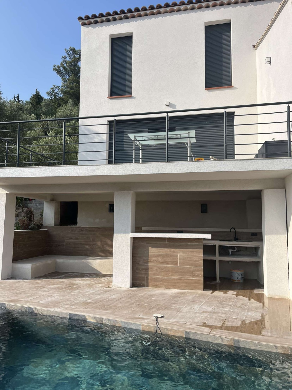 Réalisation d'une cuisine d'été et reprise d' une façade au Revest-les-Eaux, à proximité de Toulon, dans le Var.