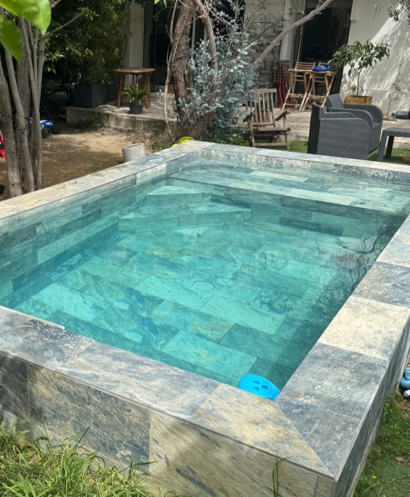 Aménagement extérieur complet avec terrasse, cuisine d’été, bassin semi-enterré et finitions soignées à Six-Fours-les-Plages