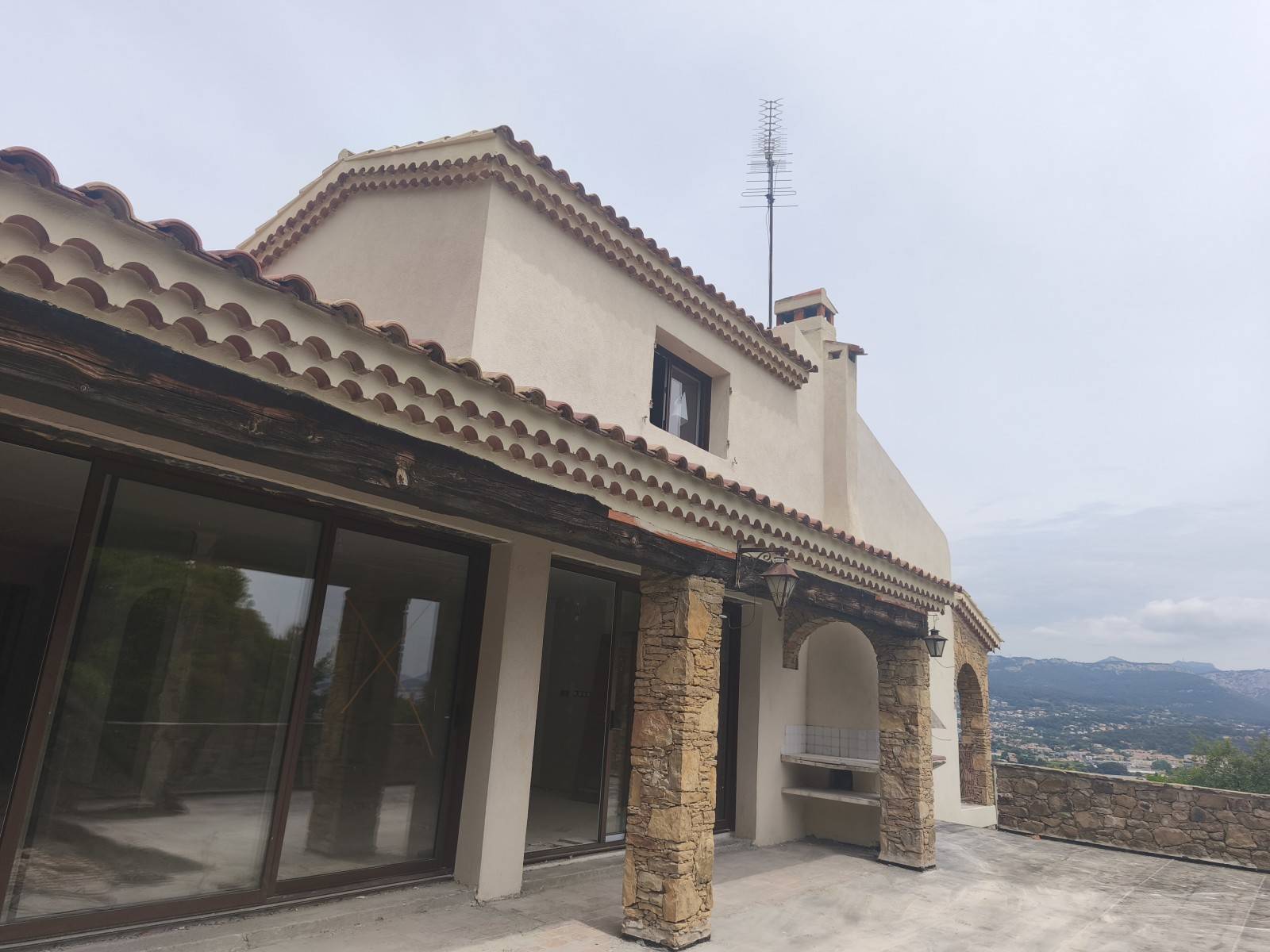 Pose menuiserie et baie vitrée dans une villa à Hyères
