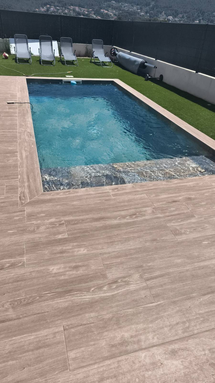 rénovation d'une piscine qui fuit et s'affaisse avec aménagement complet