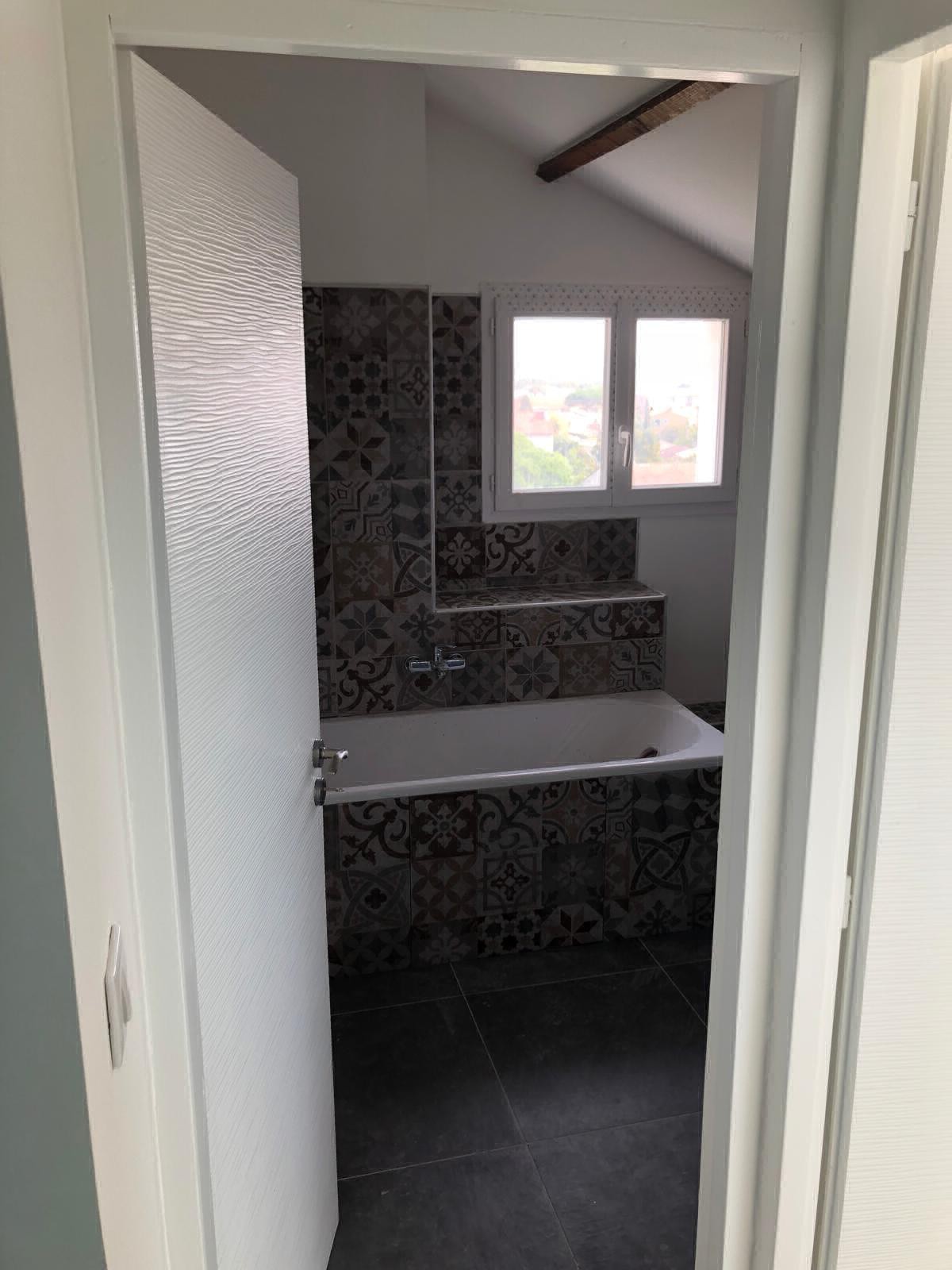 Rénovation salle de bain et redistribution réseaux plomberie et électricité sur deux niveaux à Hyères avec finitions soignées