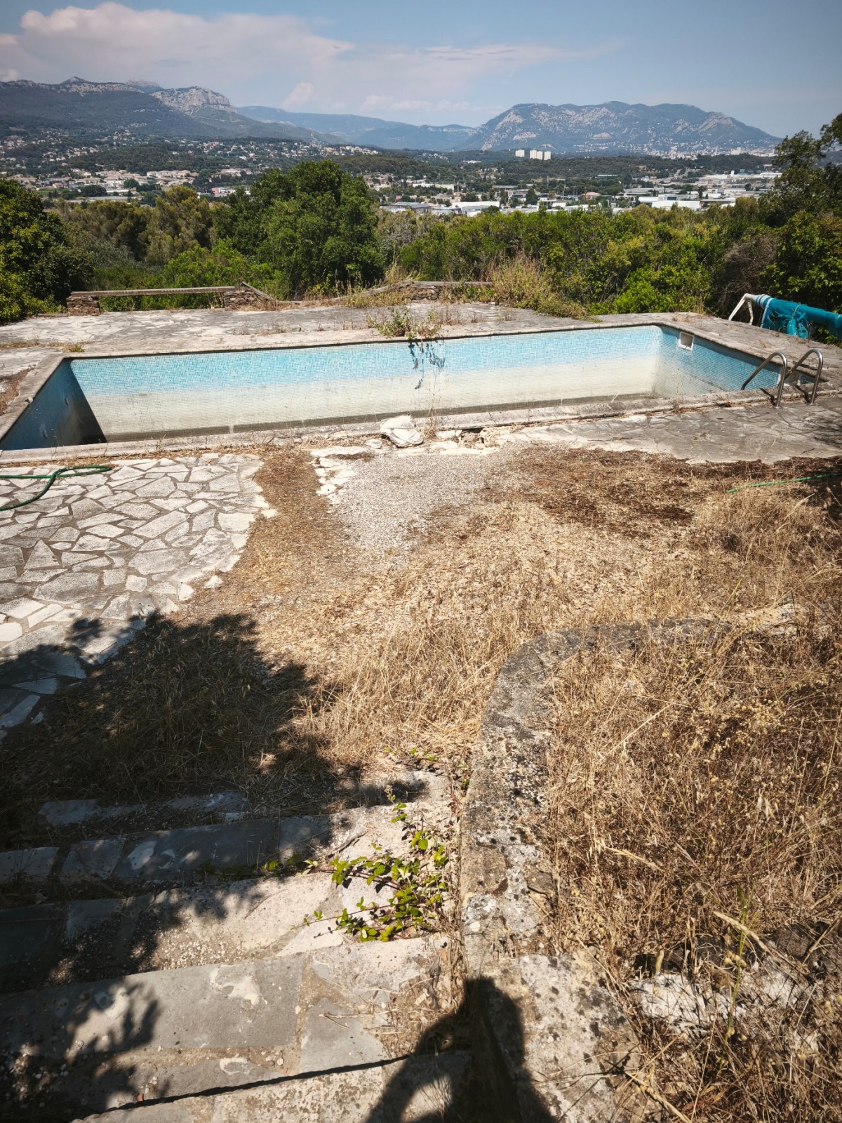 Rénovation d'une piscine avec création de terrasse et d'un pool house à Six fours près de la Seyne sur Mer dans le Var