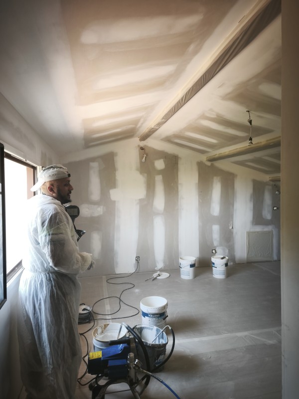 Aménagement intérieur : travaux de peinture a Bandol près de Sanary dans le var avec reprise des murs et projection au pistolet.