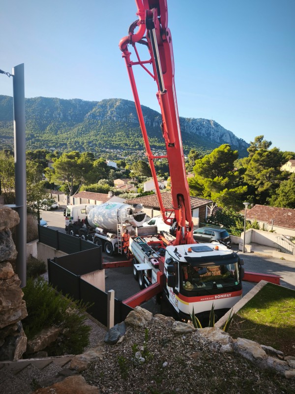 Coulage d une dalle béton sur le revest les eaux près de Toulon 