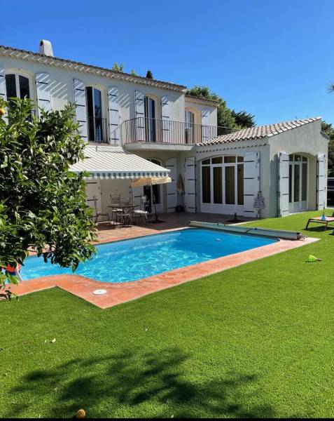 Piscine avec poolhouse et jardin à Bandol 