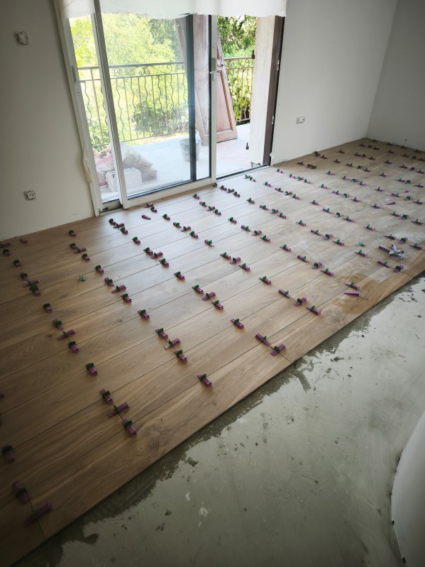 Entreprise de rénovation intérieure pour pose de carrelage effet parquet à Six Fours près de Sanary dans le Var