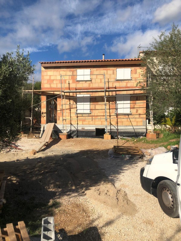 Réparation urgente des structures de façade à Toulon : échafaudage, renforts et traitement de corrosion