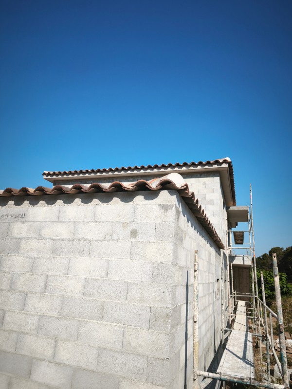 Réalisation d' une façade avec mise en place d' un échafaudage à Carqueiranne près de Hyères dans le Var