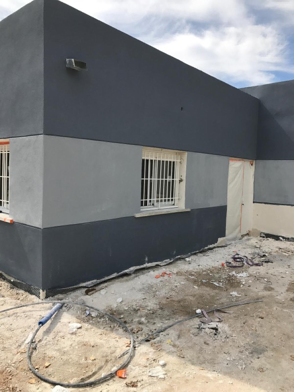 Ravalement de façade par enduit frottassé fin avec échafaudage et nettoyage de chantier à Carqueiranne